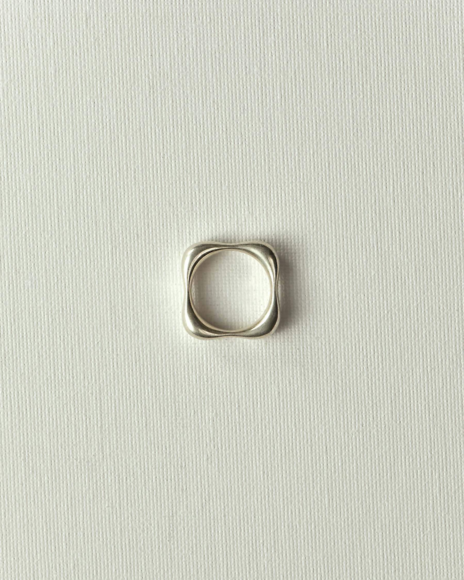 Wavy square band ring