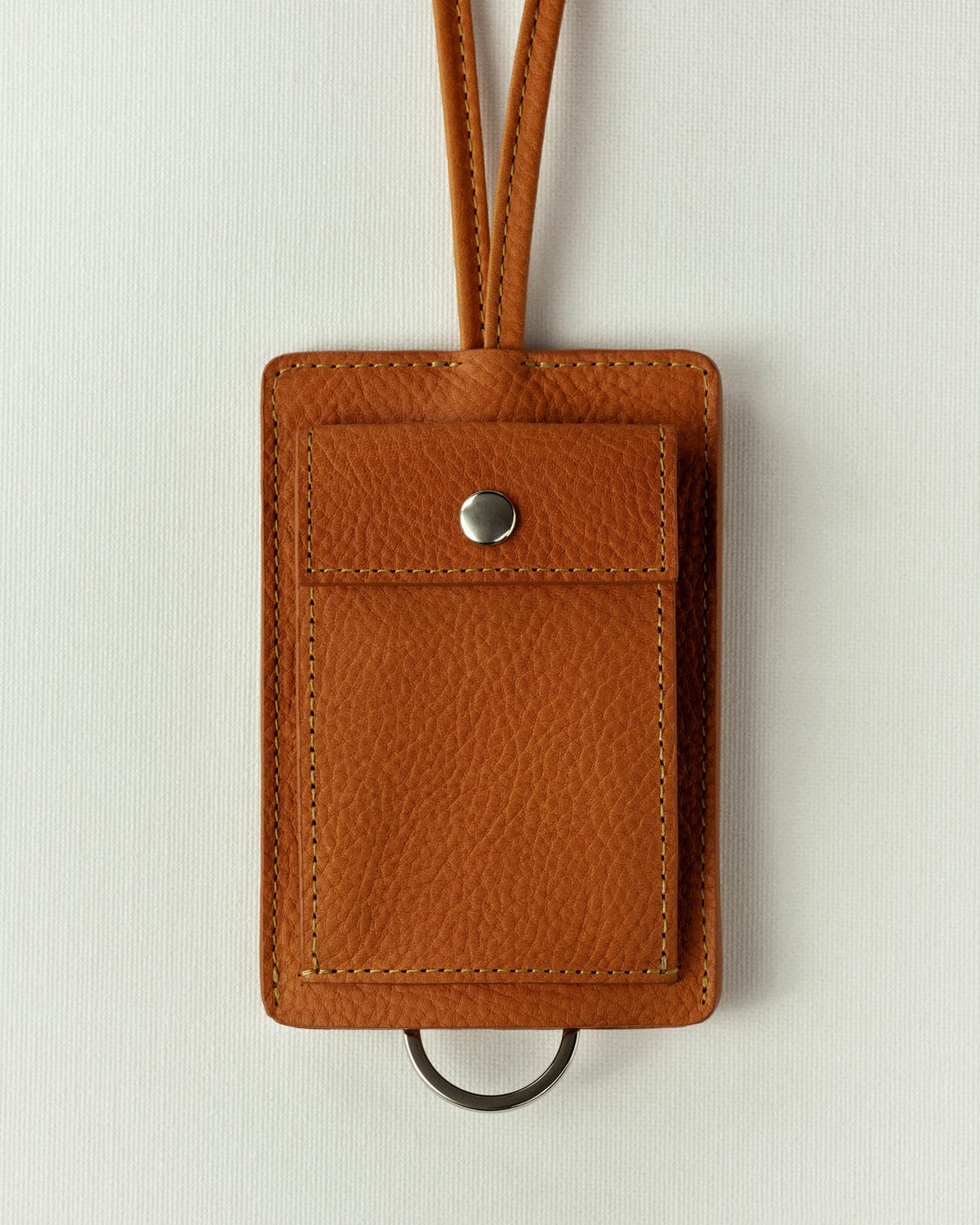 Cuir camel grainé, surpiqûres ton sur ton, cordon rond formant une boucle au-dessus