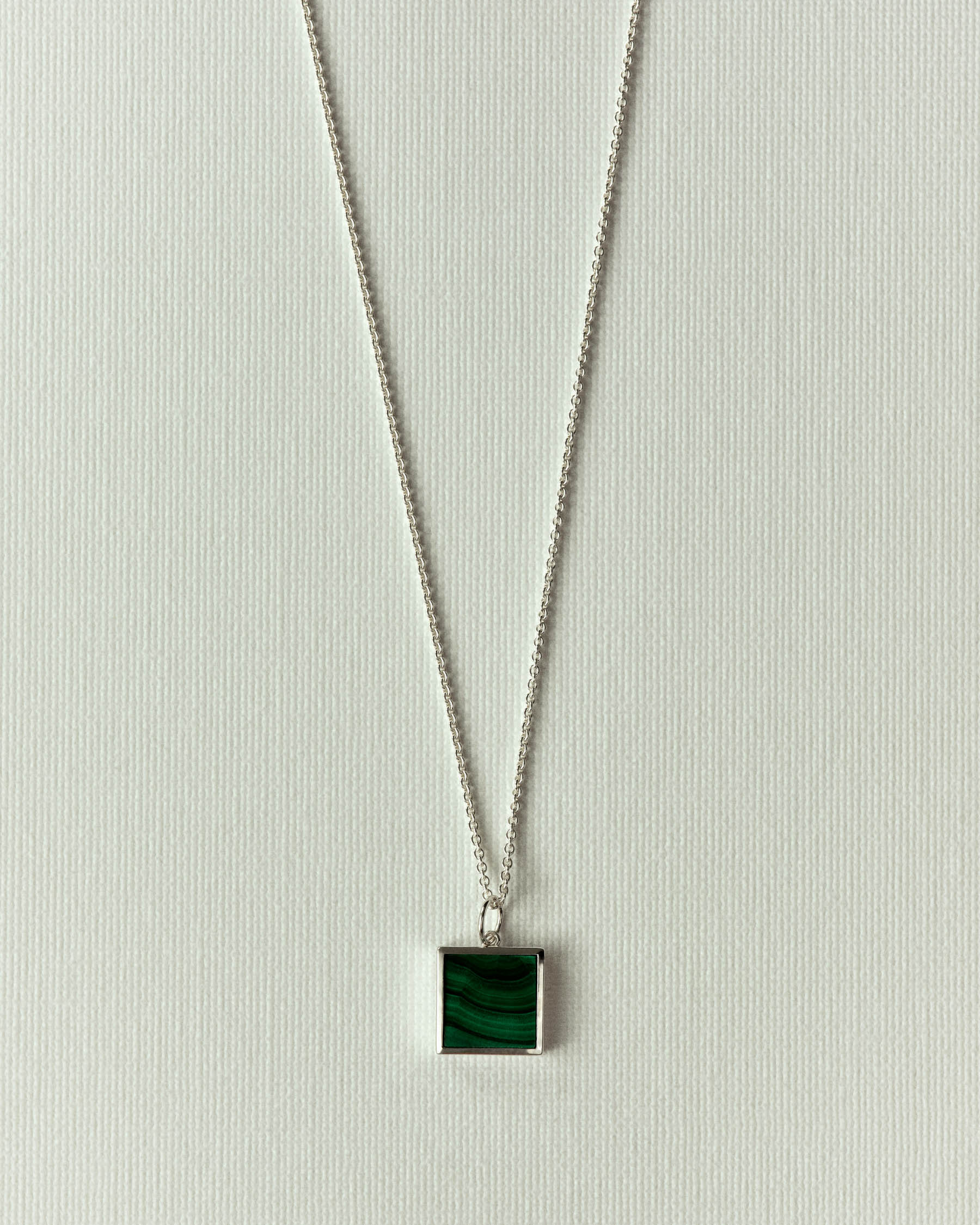 Pendentif carré serti pierre