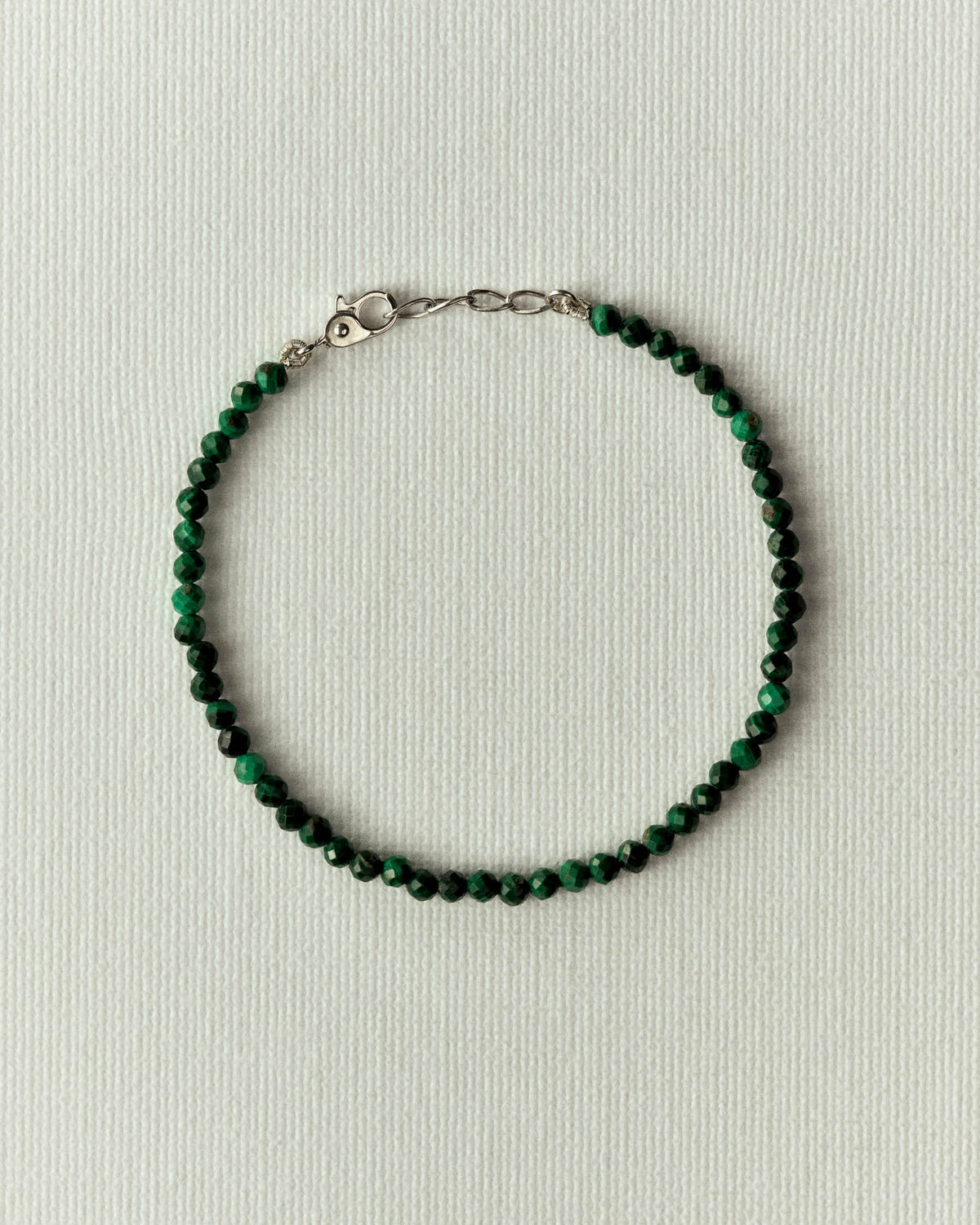 Déclinaison vert malachite, perles brillantes serrées et mousqueton argenté en haut