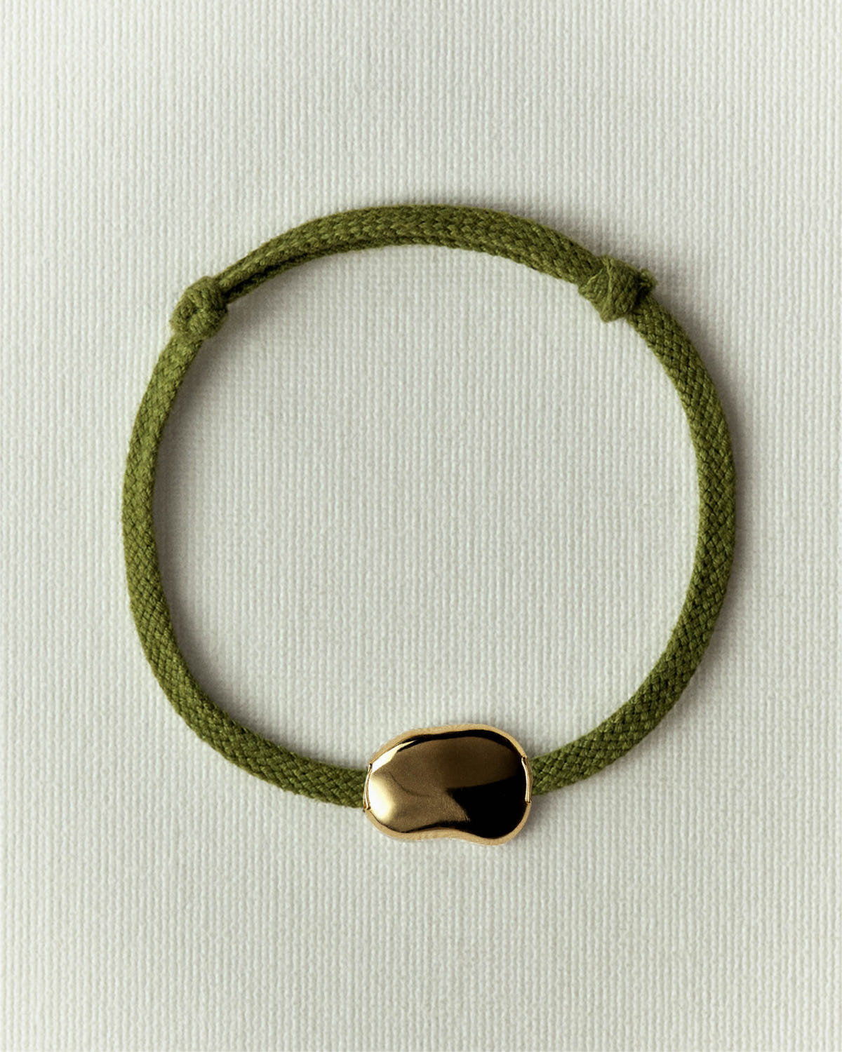 Cordon vert olive, cette fois avec le galet en version dorée brillante