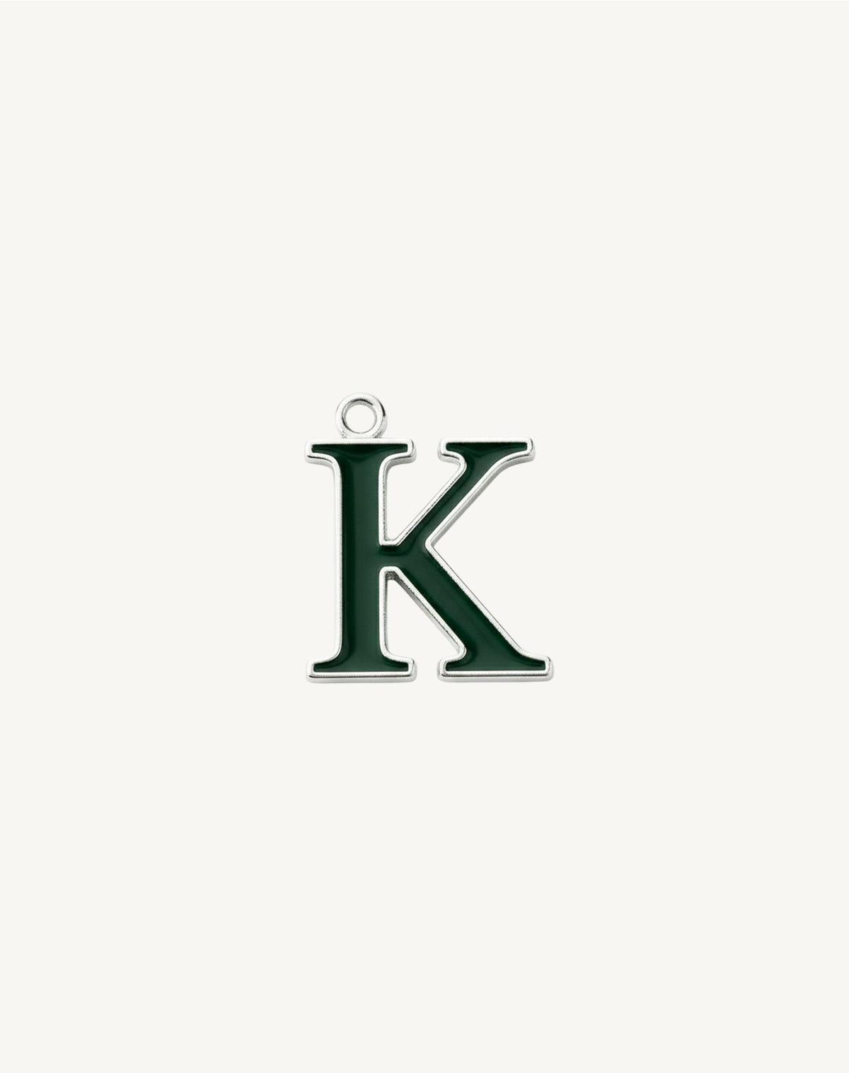 Initiale K en émail vert foncé, jambes obliques bordées d'argent, fond crème