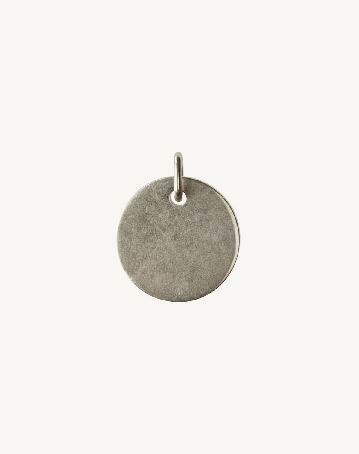 Disque argenté brossé, surface unie sans gravure, anneau ouvert, fond crème